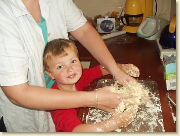 20070526-01 Deeg kneden met mama